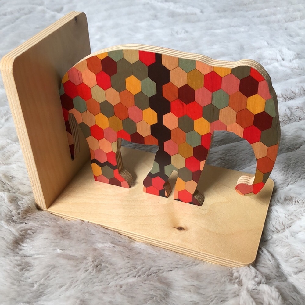 Wolfum elephant bookend